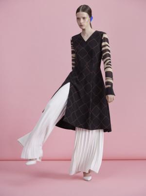 女性の強さと解放を象徴するディテールを随所に。アキラ ナカの17年リゾートコレクション