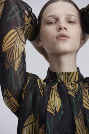 女性の強さと解放を象徴するディテールを随所に。アキラ ナカの17年リゾートコレクション