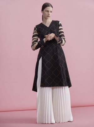 女性の強さと解放を象徴するディテールを随所に。アキラ ナカの17年リゾートコレクション