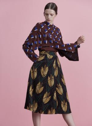 女性の強さと解放を象徴するディテールを随所に。アキラ ナカの17年リゾートコレクション