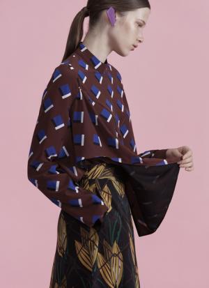 女性の強さと解放を象徴するディテールを随所に。アキラ ナカの17年リゾートコレクション