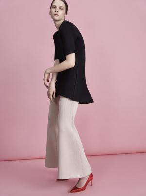 女性の強さと解放を象徴するディテールを随所に。アキラ ナカの17年リゾートコレクション