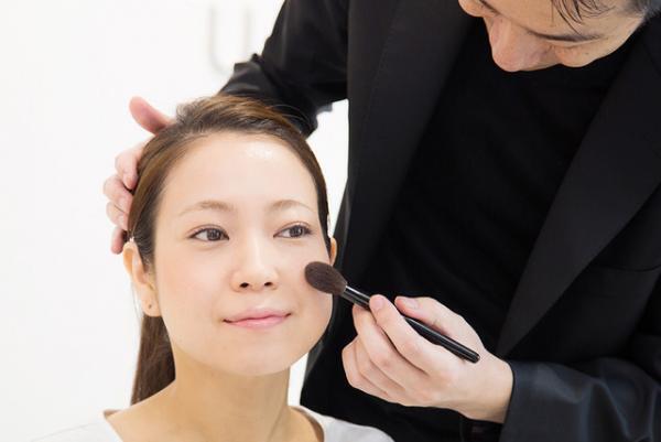 ニュアンスの“赤”で魅せる。SUQQUアーティストがレクチャーする旬顔メイク【Beauty Method】