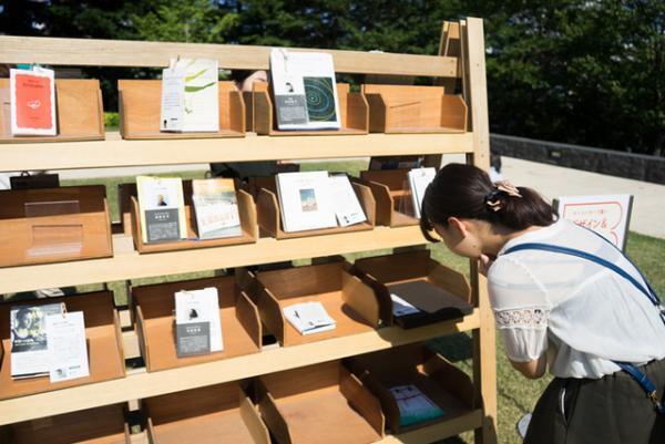 芝生広場にライゾマ手がける“脳波で動く”真っ白なカーテン出現!?5感で楽しむ六本木のデザインタッチが今年も