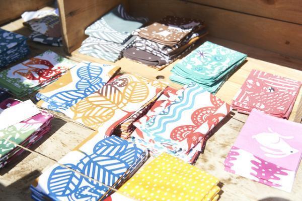 青空の下のマーケット「もみじ市」、今年は“FLOWER”をテーマに109組の作り手が集結！