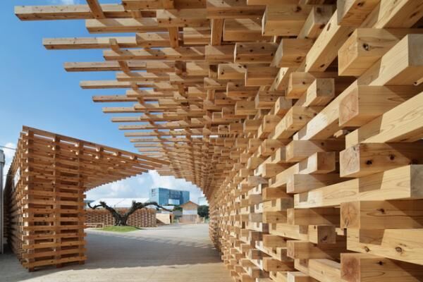 木材をふんだんに採用した会場構成は建築家・隈研吾によるもの