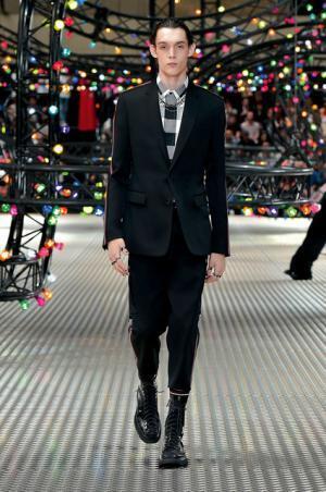 ディオール オム、80年代若者のエナジーを着想源に。電飾のように力強く【17SSメンズ】