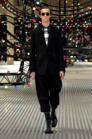 ディオール オム、80年代若者のエナジーを着想源に。電飾のように力強く【17SSメンズ】