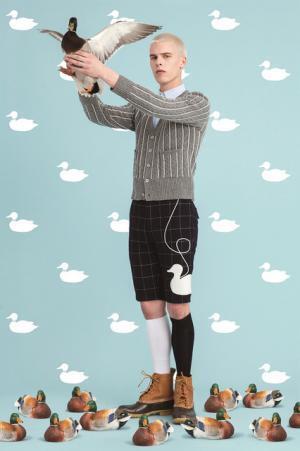 コエ×トム ブラウンのコラボコレクション発売、アイテムにアヒルモチーフの“KOE DUCK”が大量発生!?