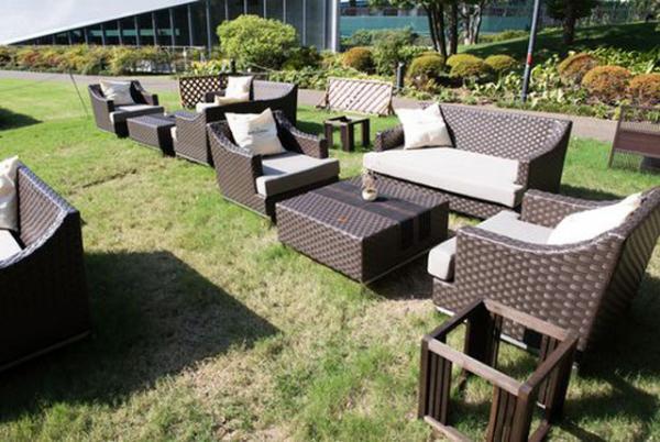 都心のアウトドアを満喫。緑に囲まれたラウンジ、屋外シネマやヨガイベントが東京ミッドタウンで開催