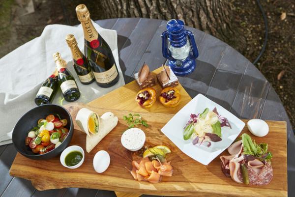 都心のアウトドアを満喫。緑に囲まれたラウンジ、屋外シネマやヨガイベントが東京ミッドタウンで開催