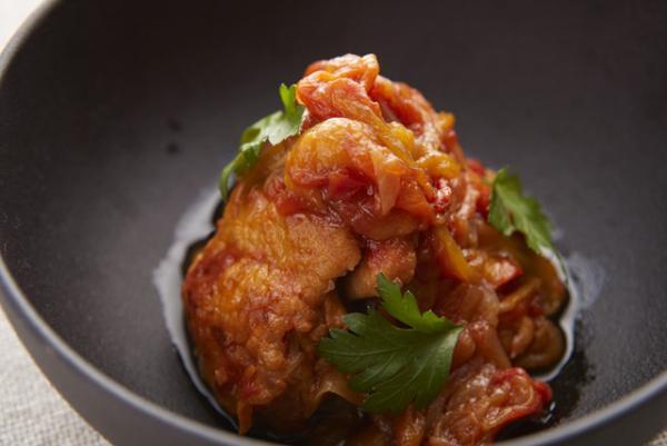 都心のアウトドアを満喫。緑に囲まれたラウンジ、屋外シネマやヨガイベントが東京ミッドタウンで開催