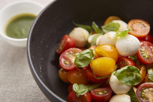 都心のアウトドアを満喫。緑に囲まれたラウンジ、屋外シネマやヨガイベントが東京ミッドタウンで開催