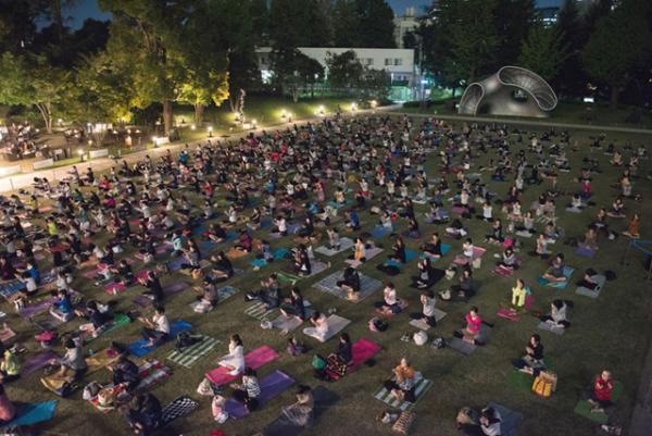 都心のアウトドアを満喫。緑に囲まれたラウンジ、屋外シネマやヨガイベントが東京ミッドタウンで開催