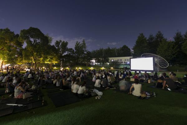 都心のアウトドアを満喫。緑に囲まれたラウンジ、屋外シネマやヨガイベントが東京ミッドタウンで開催