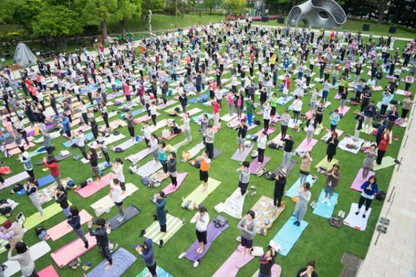 都心のアウトドアを満喫。緑に囲まれたラウンジ、屋外シネマやヨガイベントが東京ミッドタウンで開催
