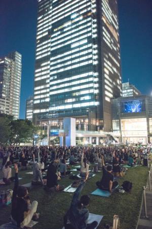 都心のアウトドアを満喫。緑に囲まれたラウンジ、屋外シネマやヨガイベントが東京ミッドタウンで開催