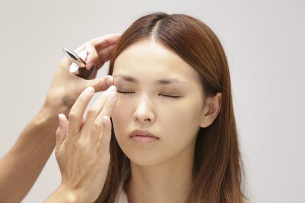 50年代洋画のヒロインから盗む！クラシカルだけど今っぽいメイクをRMKのアーティストがレクチャー【Beauty Method】