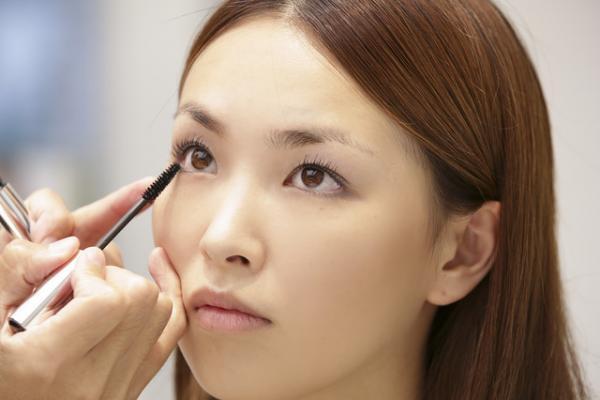 日本人の顔立ちを生かしたレトロ×妖艶なメイクをRMKのアーティストがレクチャー【Beauty Method】