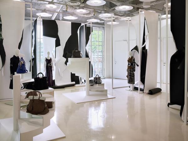 メゾン マルジェラ、ガリアーノ手がける初のハンドバッグ「5AC」がローンチ。表参道店ではインスタレーションも