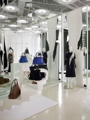 メゾン マルジェラ、ガリアーノ手がける初のハンドバッグ「5AC」がローンチ。表参道店ではインスタレーションも