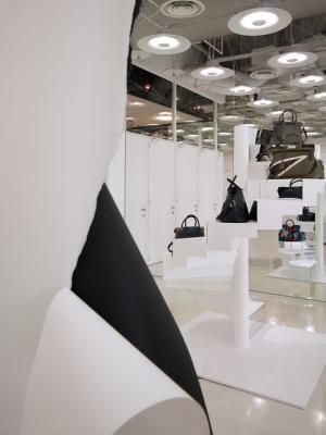 メゾン マルジェラ、ガリアーノ手がける初のハンドバッグ「5AC」がローンチ。表参道店ではインスタレーションも