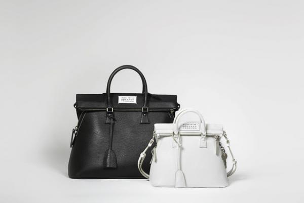 メゾン マルジェラ、ガリアーノ手がける初のハンドバッグ「5AC」がローンチ。表参道店ではインスタレーションも