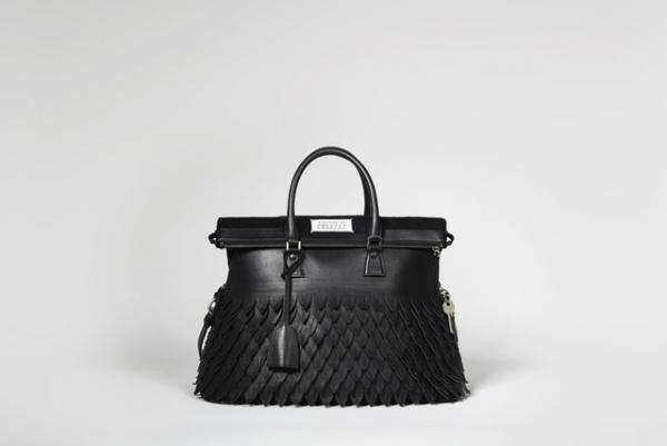 メゾン マルジェラ、ガリアーノ手がける初のハンドバッグ「5AC」がローンチ。表参道店ではインスタレーションも