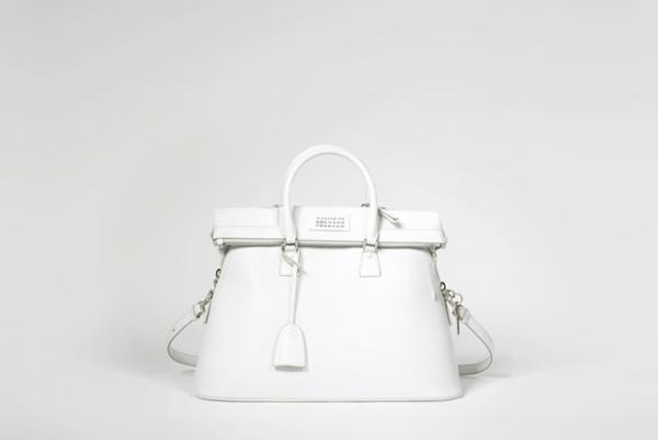 メゾン マルジェラ、ガリアーノ手がける初のハンドバッグ「5AC」がローンチ。表参道店ではインスタレーションも