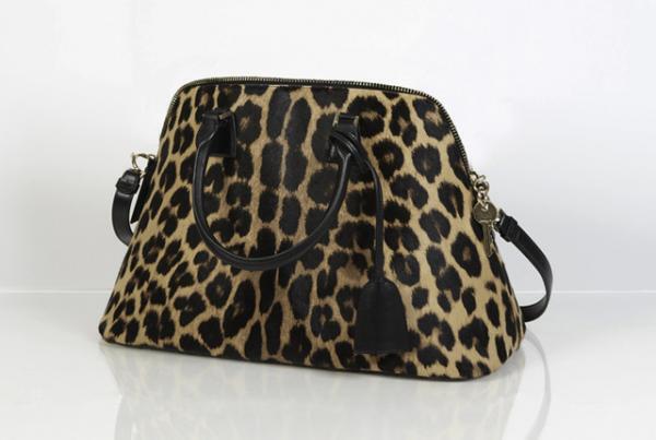 メゾン マルジェラ、ガリアーノ手がける初のハンドバッグ「5AC」がローンチ。表参道店ではインスタレーションも