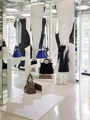 メゾン マルジェラ、ガリアーノ手がける初のハンドバッグ「5AC」がローンチ。表参道店ではインスタレーションも