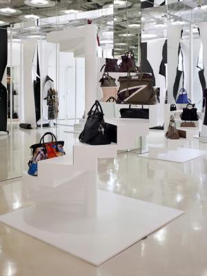 メゾン マルジェラ、ガリアーノ手がける初のハンドバッグ「5AC」がローンチ。表参道店ではインスタレーションも