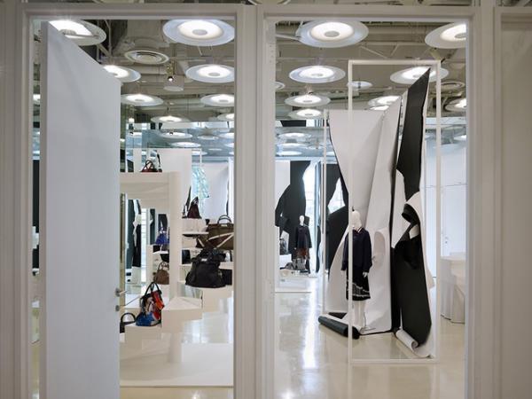 メゾン マルジェラ、ガリアーノ手がける初のハンドバッグ「5AC」がローンチ。表参道店ではインスタレーションも