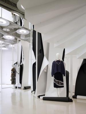 メゾン マルジェラ、ガリアーノ手がける初のハンドバッグ「5AC」がローンチ。表参道店ではインスタレーションも