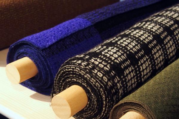 まとふ、表参道本店に長着のオーダーサロンを開設。約30種類の生地を好きな組み合わせで