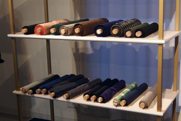 まとふ、表参道本店に長着のオーダーサロンを開設。約30種類の生地を好きな組み合わせで