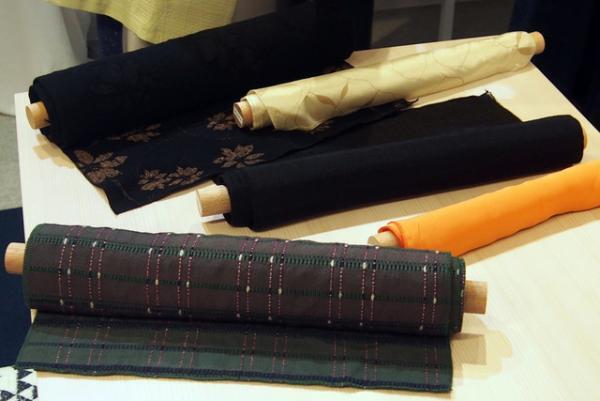 まとふ、表参道本店に長着のオーダーサロンを開設。約30種類の生地を好きな組み合わせで