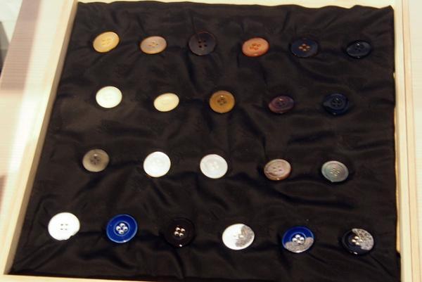 まとふ、表参道本店に長着のオーダーサロンを開設。約30種類の生地を好きな組み合わせで