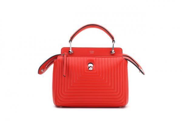 フェンディの「ドットコム」がコンパクトに進化！“波”をデザインした新バッグ