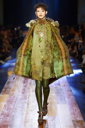 ゴルチエ パリ、自然をテーマにした壮大なクリエーション【16-17AWクチュール】