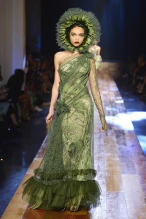 ゴルチエ パリ、自然をテーマにした壮大なクリエーション【16-17AWクチュール】