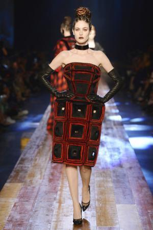 ゴルチエ パリ、自然をテーマにした壮大なクリエーション【16-17AWクチュール】