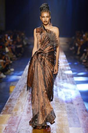 ゴルチエ パリ、自然をテーマにした壮大なクリエーション【16-17AWクチュール】