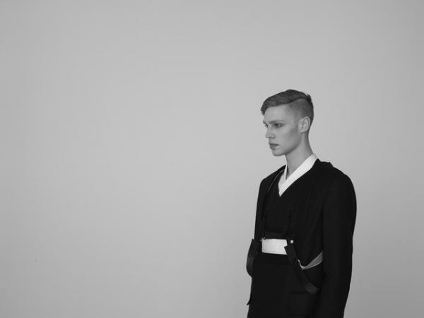 【ファッションの“未来”たちに聞く】ニッポンのサラリーマンを“モードの文脈”でみせる--大月壮士1/2