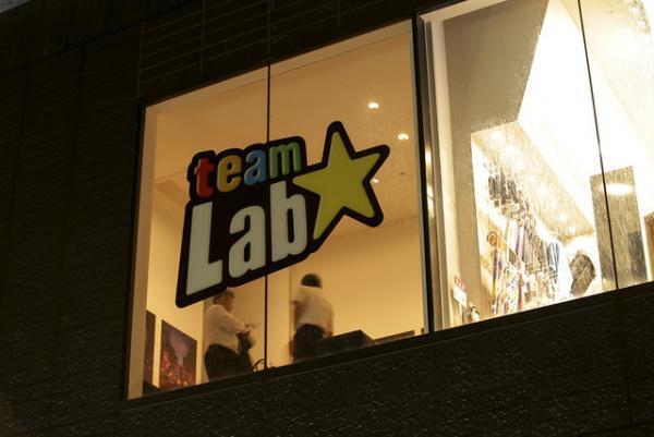 人の身体に咲き乱れる花々、この瞬間にしか巡り会えないデジタルアート。チームラボ新作展が表参道でスタート