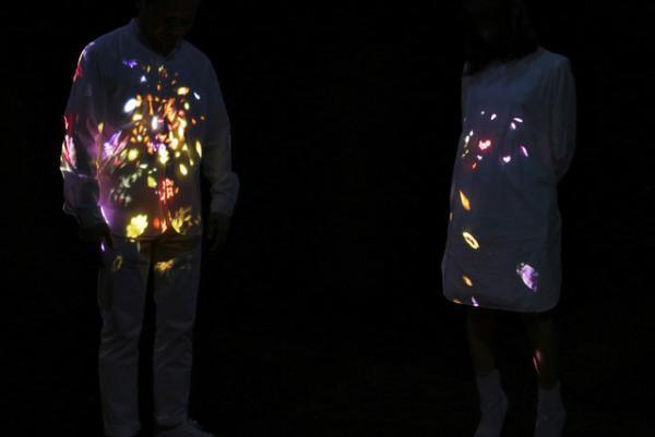 人の身体に咲き乱れる花々、この瞬間にしか巡り会えないデジタルアート。チームラボ新作展が表参道でスタート