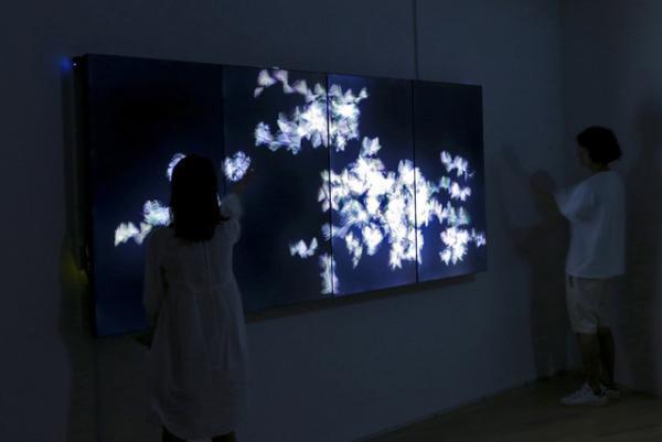 人の身体に咲き乱れる花々、この瞬間にしか巡り会えないデジタルアート。チームラボ新作展が表参道でスタート