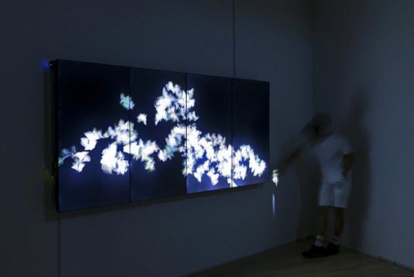 人の身体に咲き乱れる花々、この瞬間にしか巡り会えないデジタルアート。チームラボ新作展が表参道でスタート