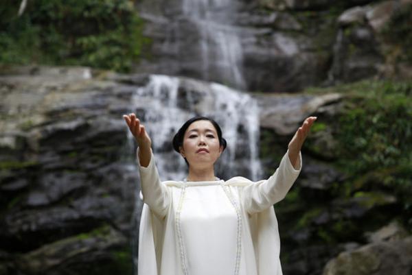 リオ五輪で現代アーティスト森万里子が新作となる滝の上に浮かぶ“平和のリング”を発表