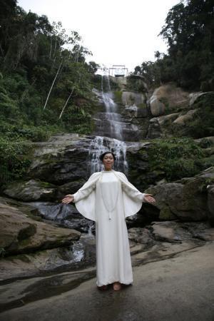 リオ五輪で現代アーティスト森万里子が新作となる滝の上に浮かぶ“平和のリング”を発表